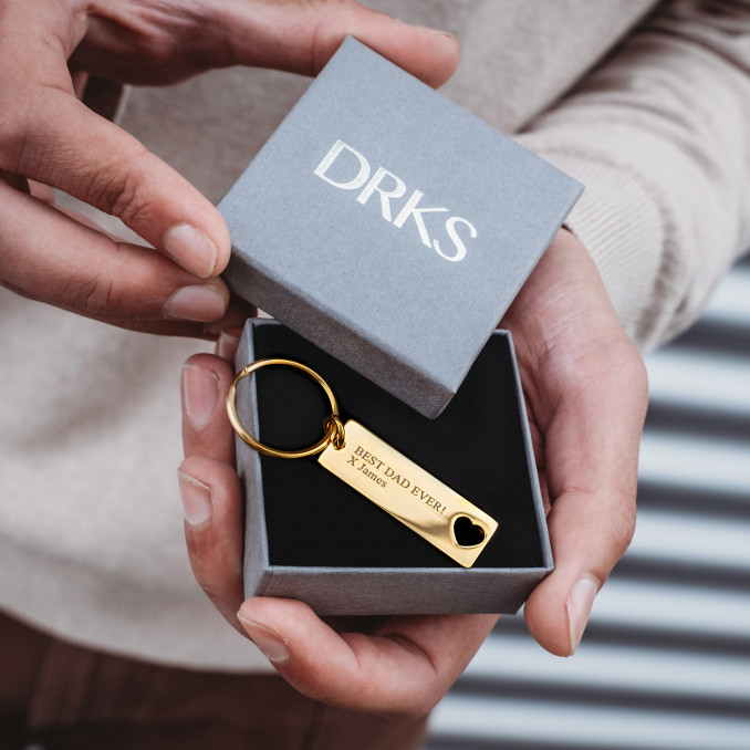 Graveerbare bar sleutelhanger with love goudkleurig in doosje van DRKS