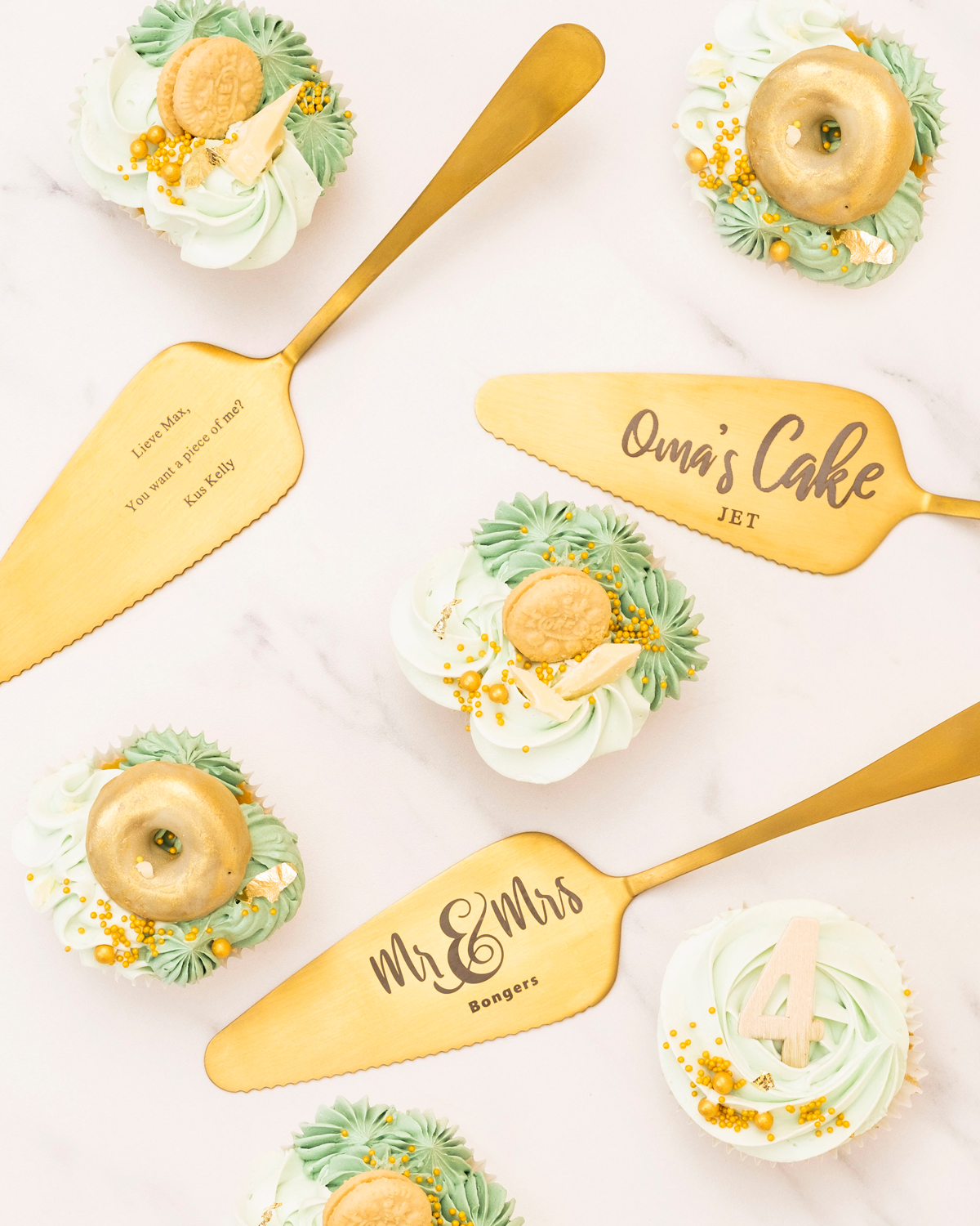 Mooie gouden taartscheppen met gravering en cupcakes