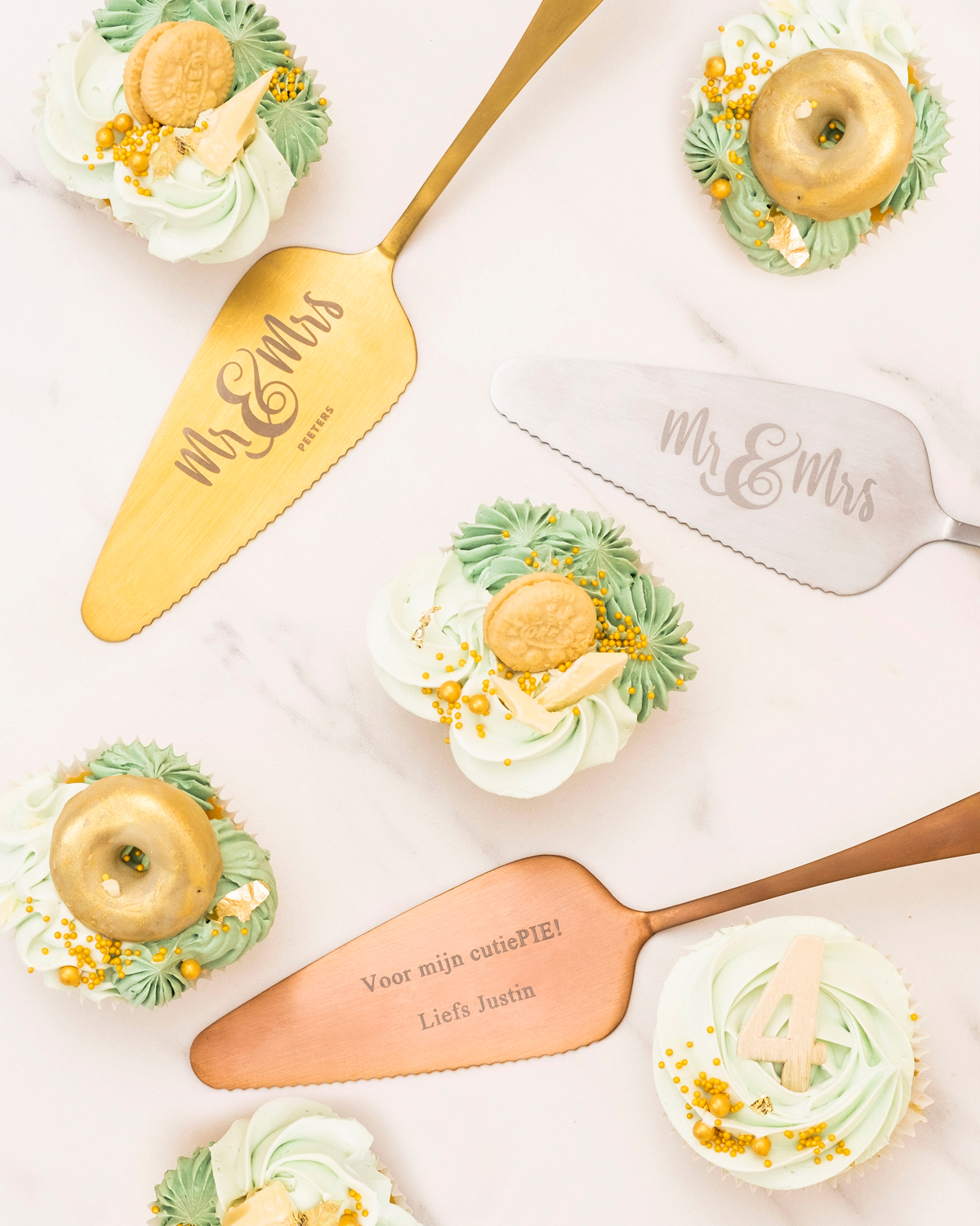 Drie gepersonaliseerde taartscheppen met groene cupcakes