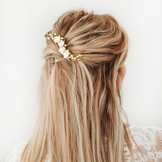 Gouden haaraccessoire met bloemetjes en pareltjes in blond haar