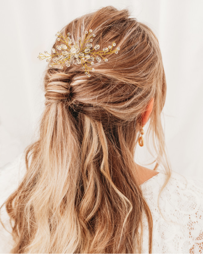 Bruid draagt gouden haarpin