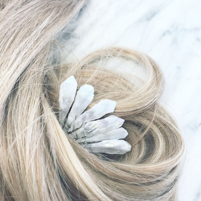 Zilveren haaraccessoire voor de bruid in blond haar