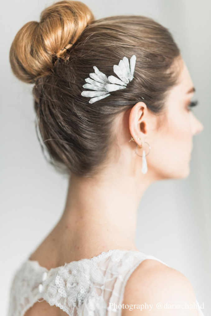Mooie accessoires in het haar van de bruid voor een complete look