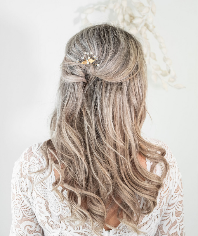 Mooie haarpin voor de bruid in het haar voor een complete look