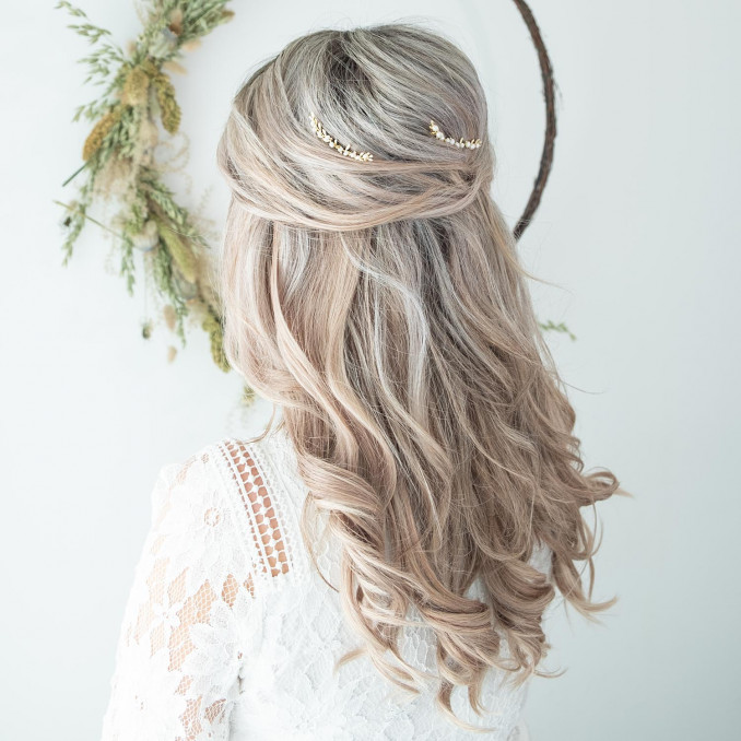 Gouden haarpin voor de bruid in het blonde haar