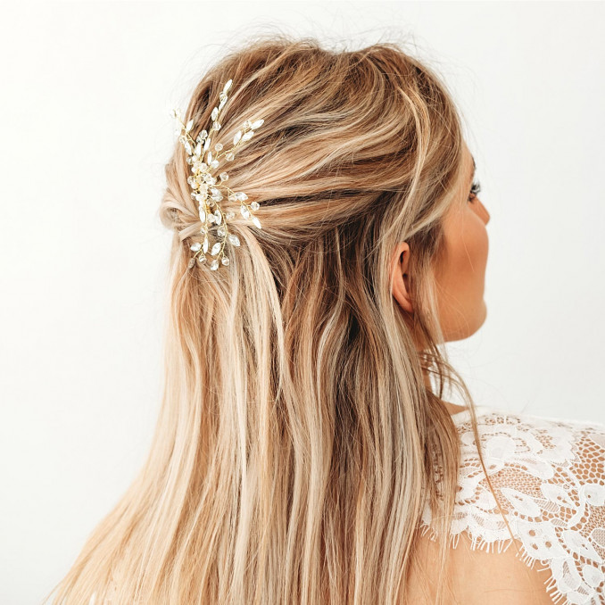 De gouden haarjuwelen zijn perfect voor een trouwdag