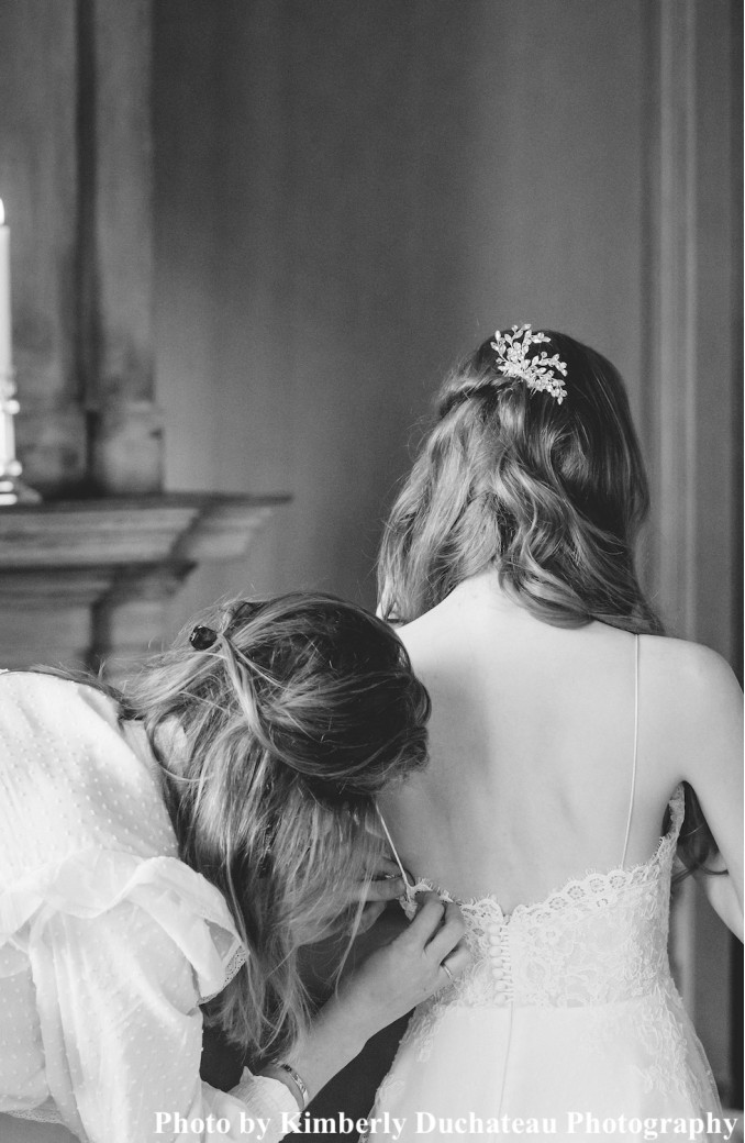 Bruid draagt haarjuweel in haren