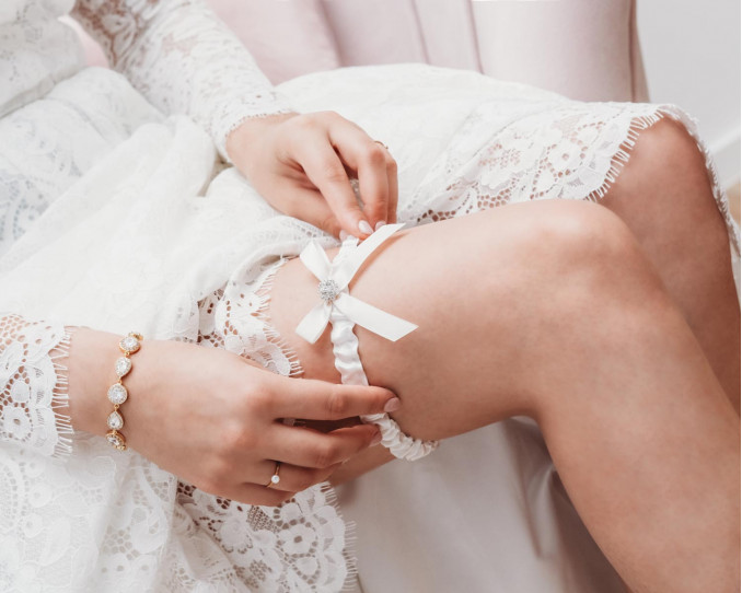 Kousenband bruid met strikje en steentje | Shop op DRKS.nl