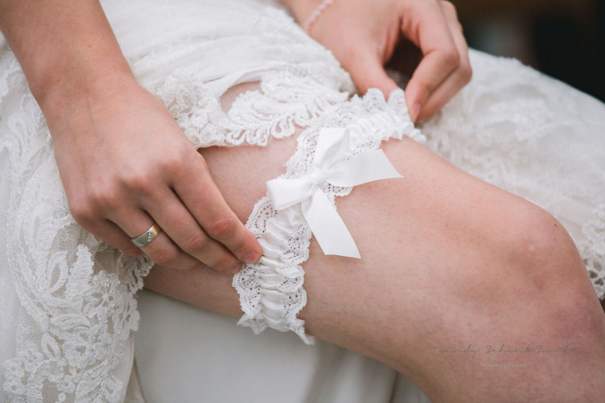 Bruid met kousenband met strikje om been