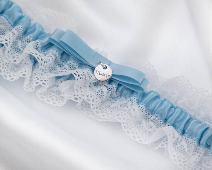 Voor de bruid de mooie blauwe kousenband laten personaliseren