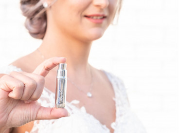 Zilveren parfumverstuiver met daarop bride gegraveerd