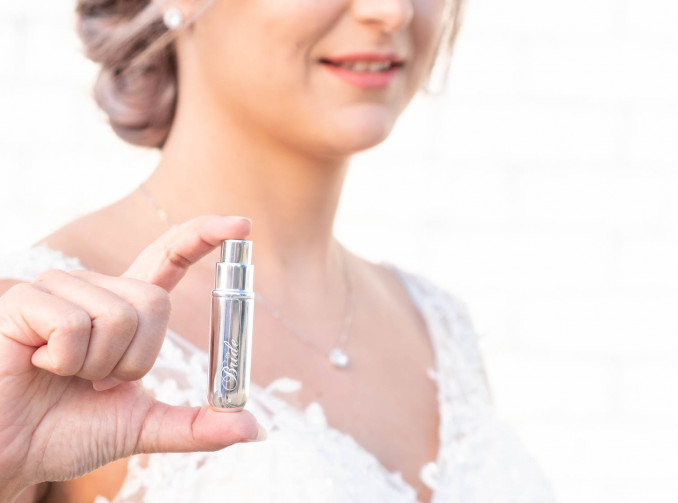 Bruid met de zilveren Bride parfum verstuiver