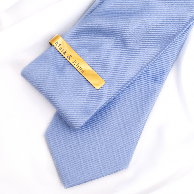 Goudkleurige dasspelden op stropdas