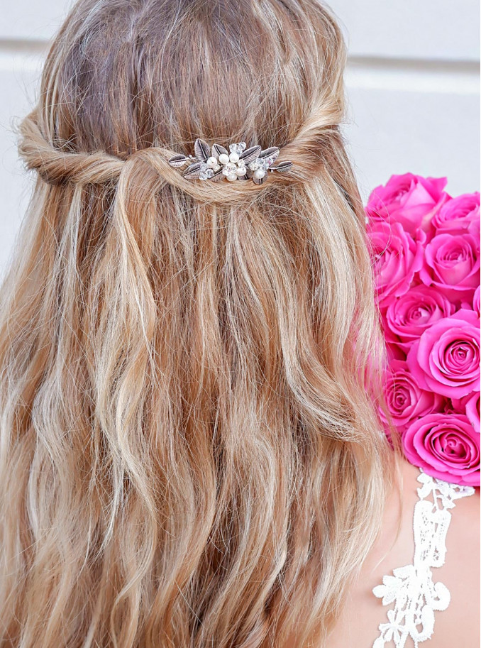 Mooie zilveren haaraccessoire rosa in het haar verwerkt