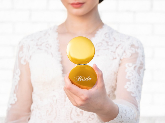 Bruid met de gouden handspiegel voor Bride