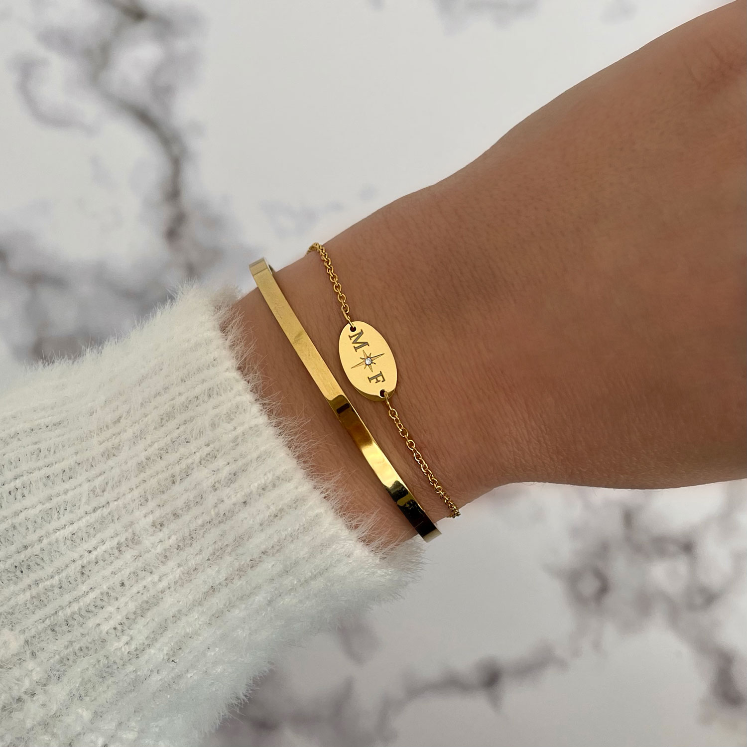 Gouden twee initialen armband met bangle gecombineerd