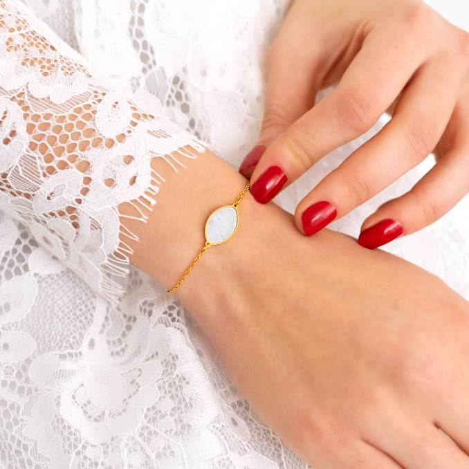 Goudkleurige parelmoer armband bruid met rode nagels 