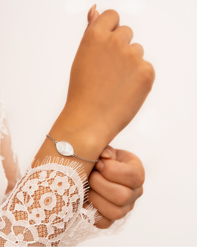 Model draagt zilveren armband met parelmoer