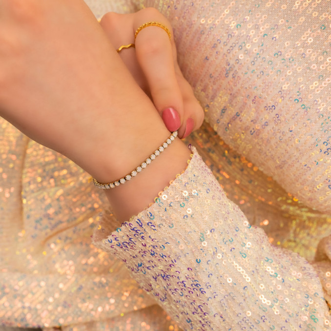 Pols met Opal tennis bracelet goudkleurig