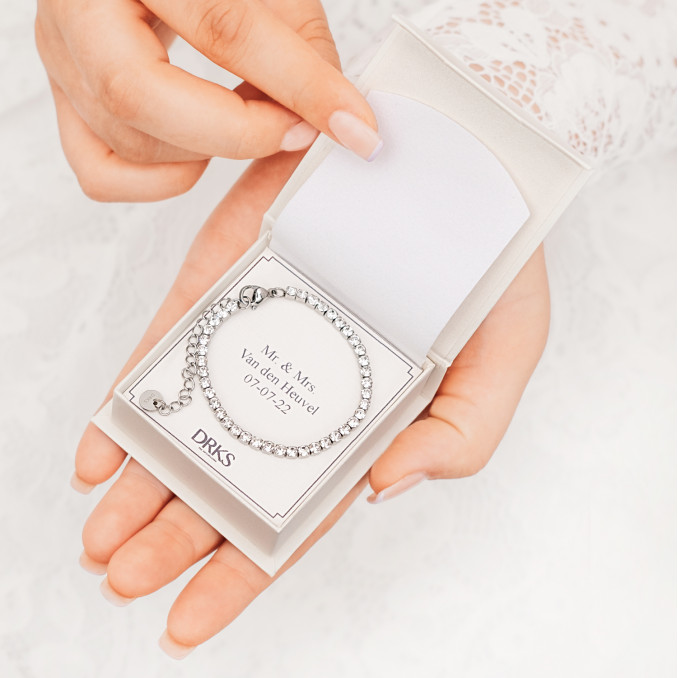 Shop de mooie tennis armband in het zilver en voeg een persoonlijke tekst toe aan het sieraden doosje