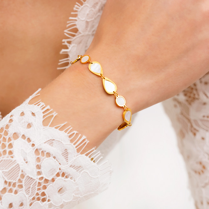Goudkleurige parelmoer armband gedragen door bruid