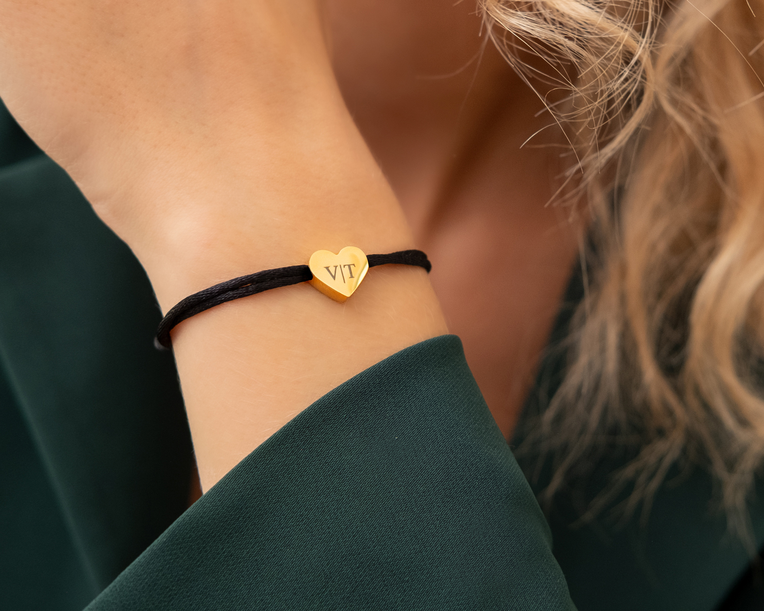 Satin heart initial armband zwart goldplated