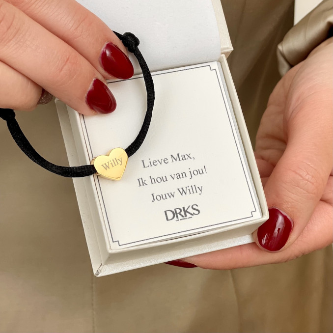Zwarte satijnen armband met gouden hartje met sieradendoosje met persoonlijke tekst