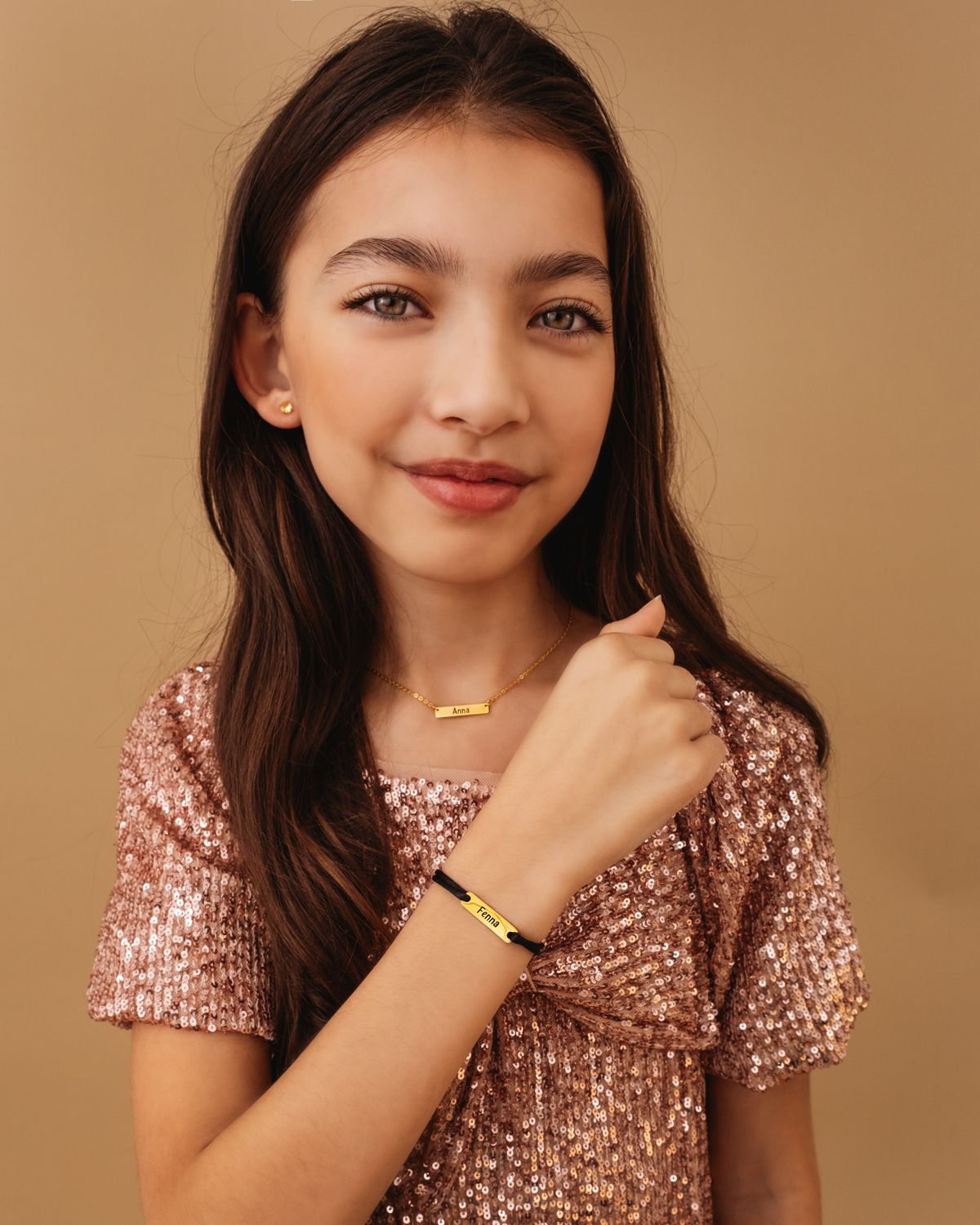 Satin Initial Armband Kids Zwart Goldplated I Armbanden I DRKS satin-initial-armband-kids-zwart-goldplated-i-armbanden-i-drks
