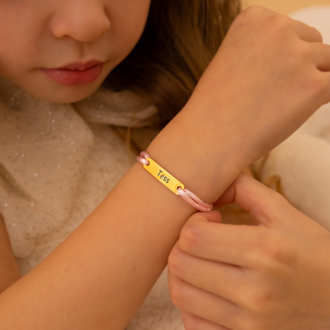 Satin initial armband kids roze goldplated