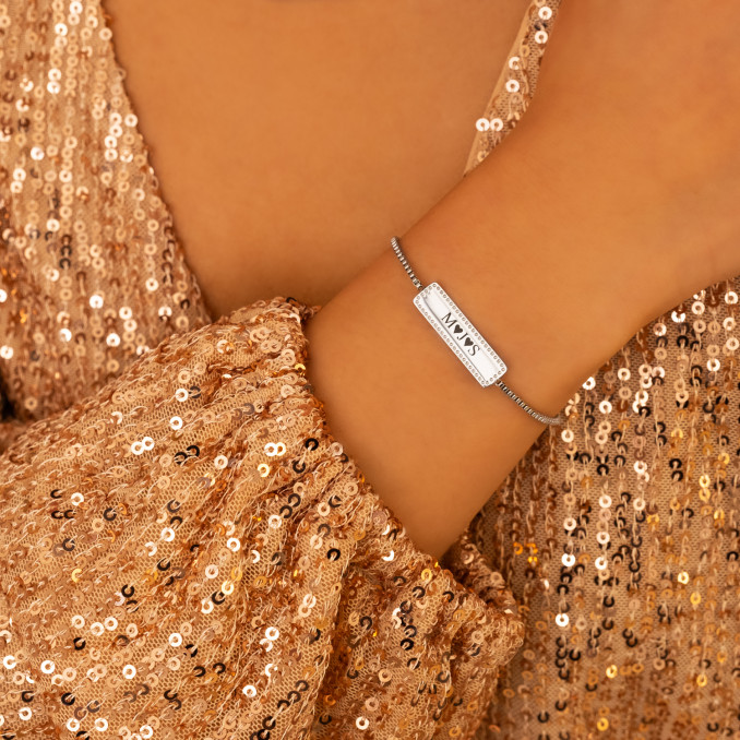 Vrouw draagt graveerbare Vintage bar armband om pols