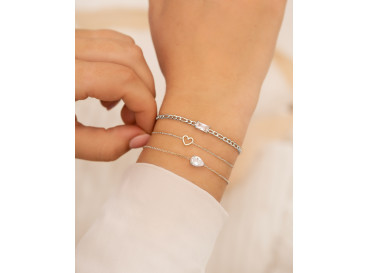 Minimal heart bracelet