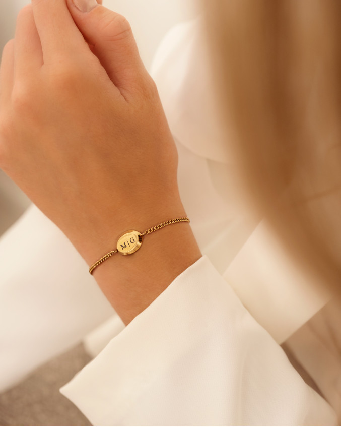 Graveerbare armband oval charm goudkleurig om pols