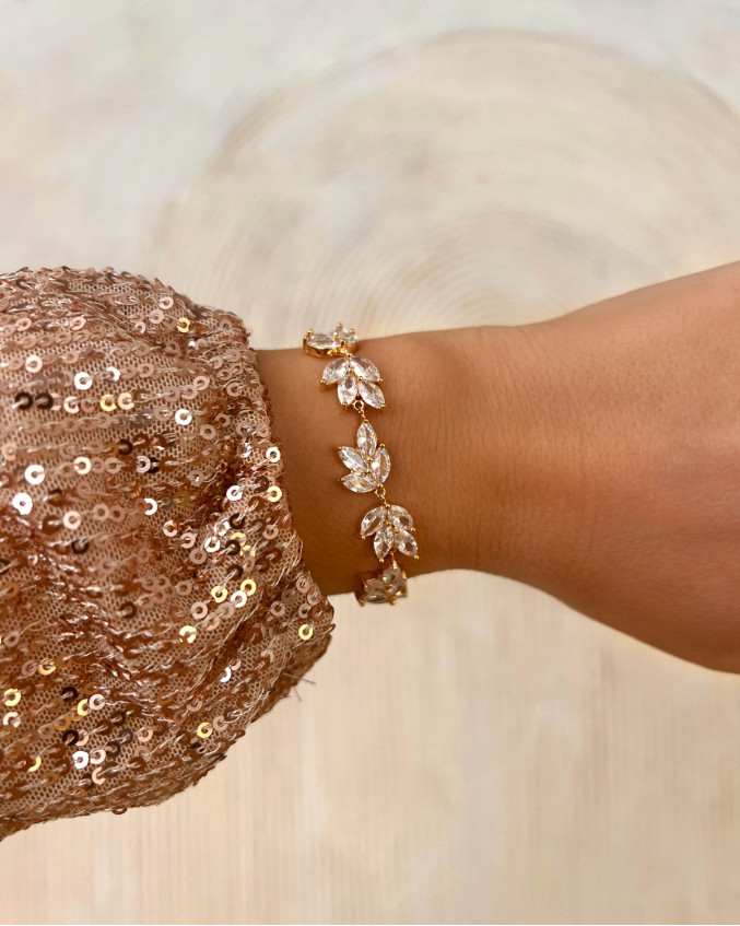 Model draagt gouden bridal armband luxury