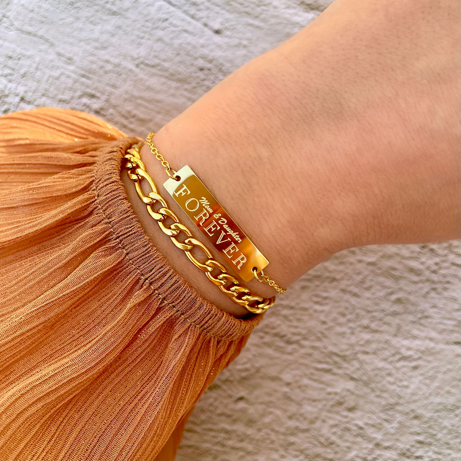 Gouden armband voor moeder en dochter om te delen