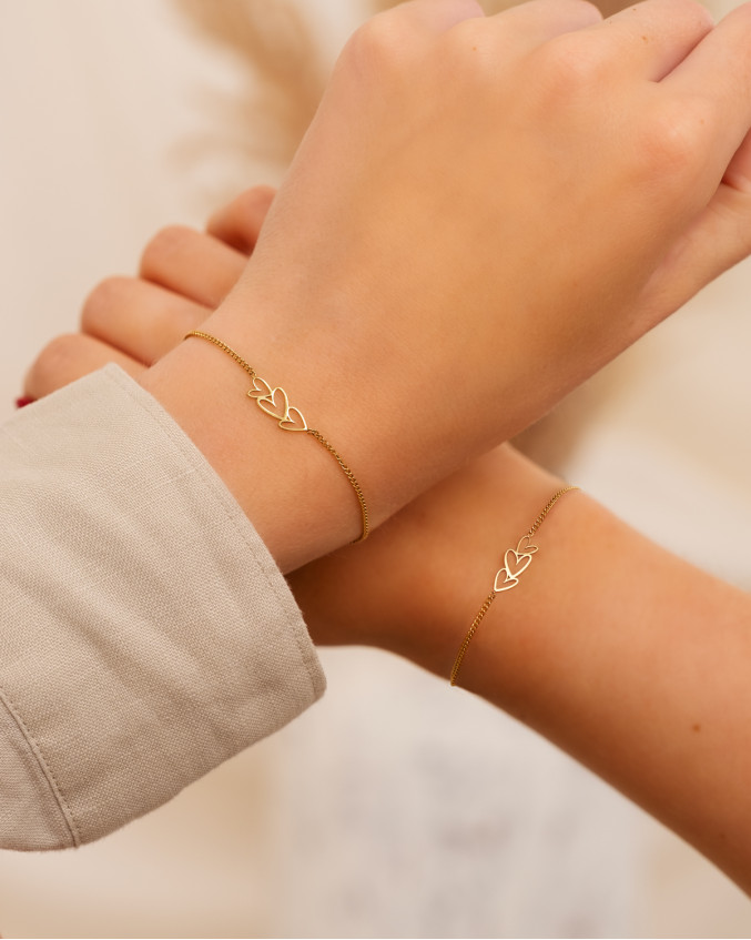 Moeder & dochter armbanden triple heart goudkleurig om polsen