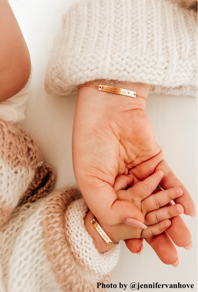 Influencer draagt moeder & dochter armband
