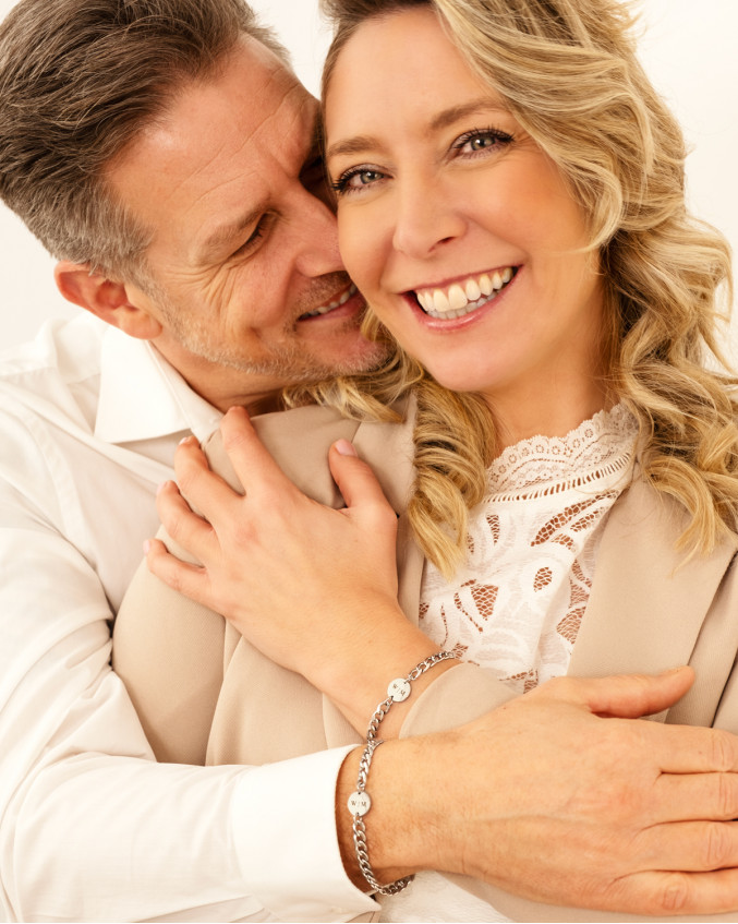 Man en vrouw dragen koppel armbanden set