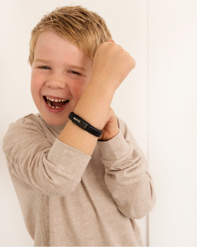 Mats draagt Graveerbare Leren Jongens Armband Zwart om pols