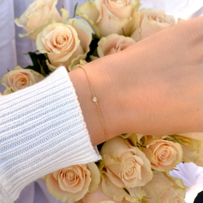 Gouden armband met steentje en rozen