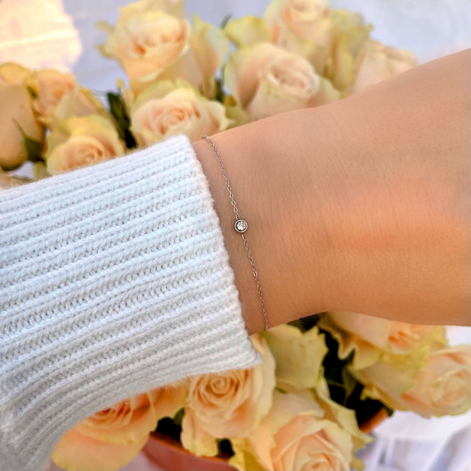Zilveren armbandje met sparkly steentje en rozen