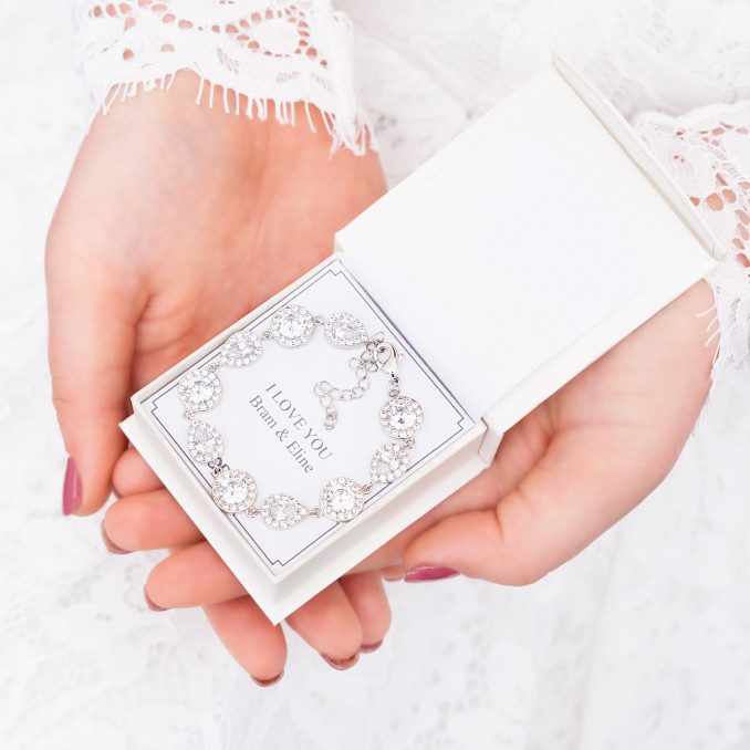 Zilverkleurige armband voor de bruid in sieradendoosje