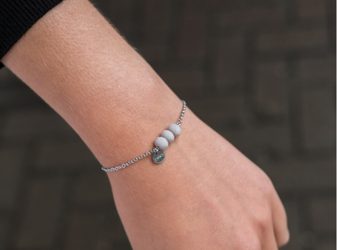 Trendy armband met kraaltjes in het zilver met grijs