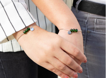 Charming armbandje met groene steentjes
