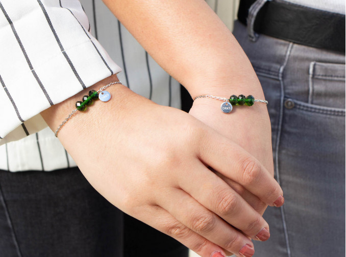 moeder en dochter dragen samen de green charming bracelet