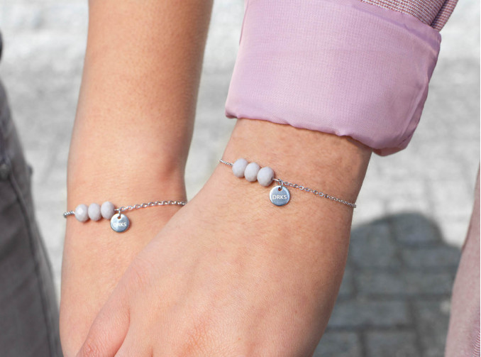 moeder en dochter dragen samen de charming bracelet in het grijs