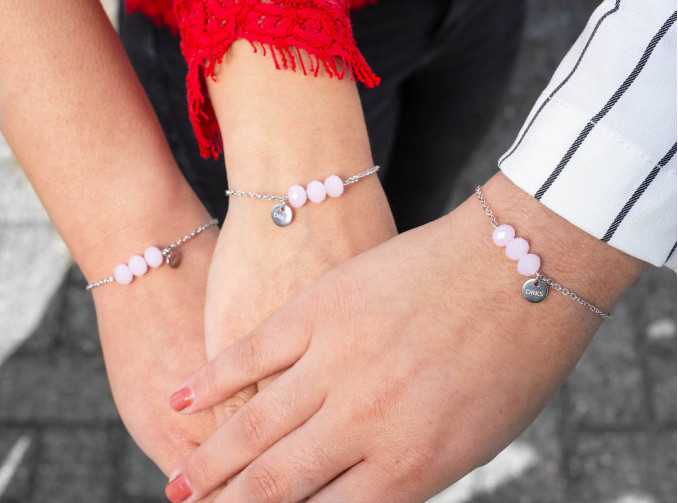 Drie generaties met de charming bracelet in het roze