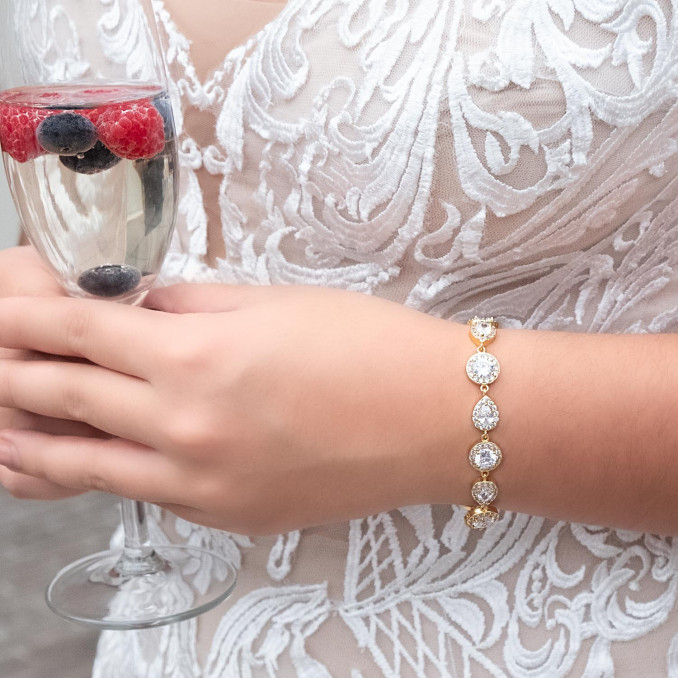 Vrouw draagt een mooie gouden daily luxury armband voor een complete look