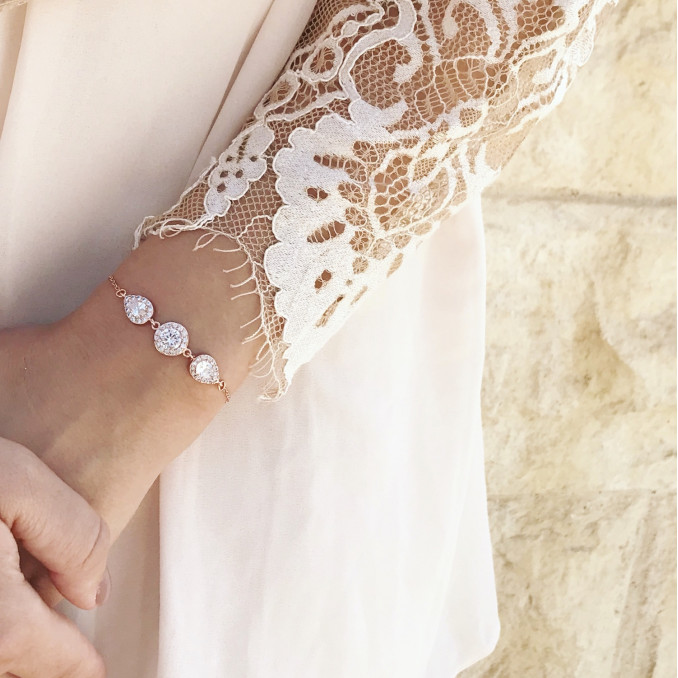 Bruid draagt rose gouden drks armband met zirconia