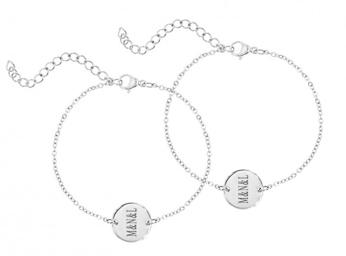 Zilveren armband om band tussen zussen of vriendinnen te eren 