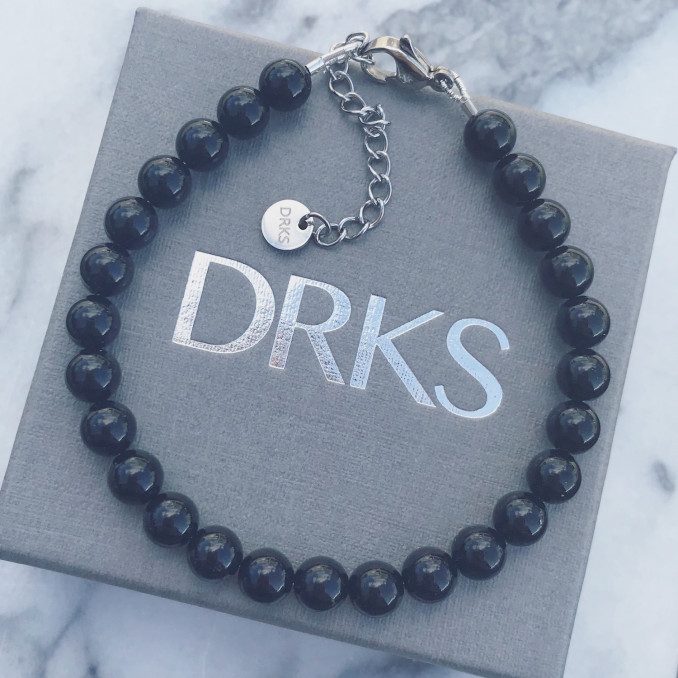 Blackfaux parel armband op luxe sieradendoosje van DRKS 